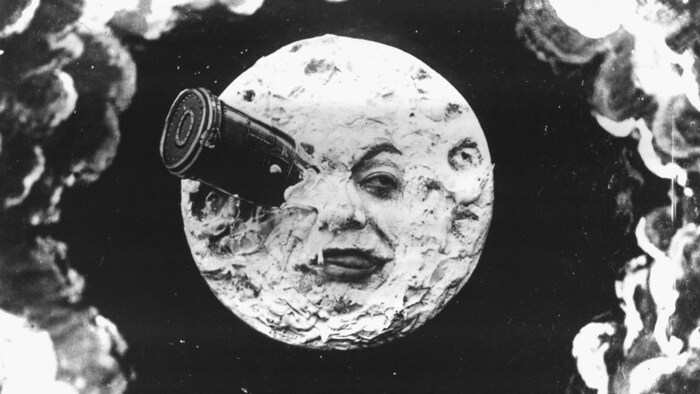 Une fusée atterrit dans l'oeil de la lune.