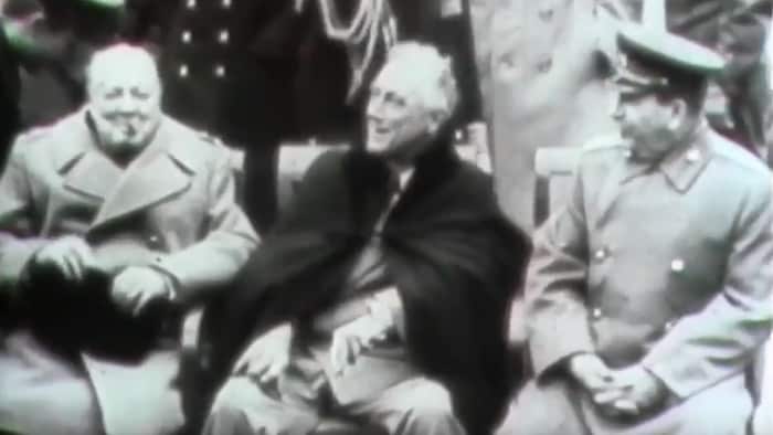 Winston Churchill, Franklin D. Roosevelt et Joseph Staline assis ensemble à Yalta.