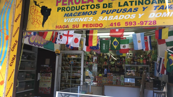L'extérieur de l'épicerie Perola, dans le marché Kensington de Toronto.