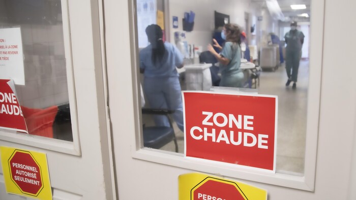 Une porte d'accès vers une zone plus dangereuse d'un hôpital.