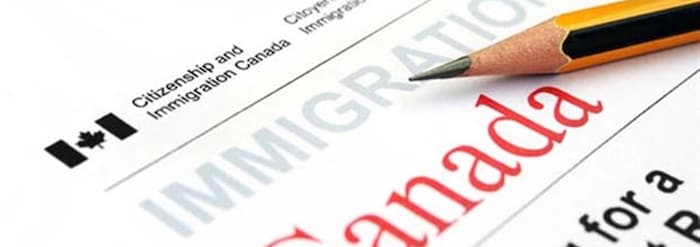 Un lápiz en un formulario de inmigración canadiense