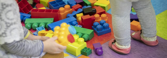 De jeunes enfants jouent avec des blocs de construction.