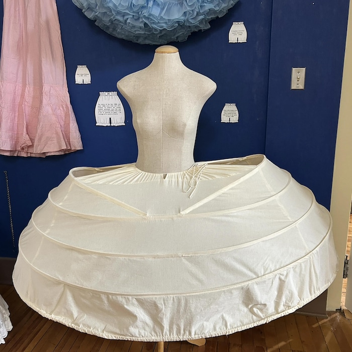 Une crinoline sur un mannequin dans un musée.