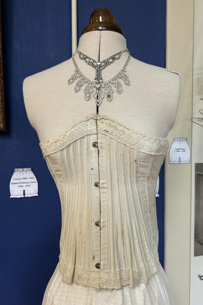 Un corset sur un buste.