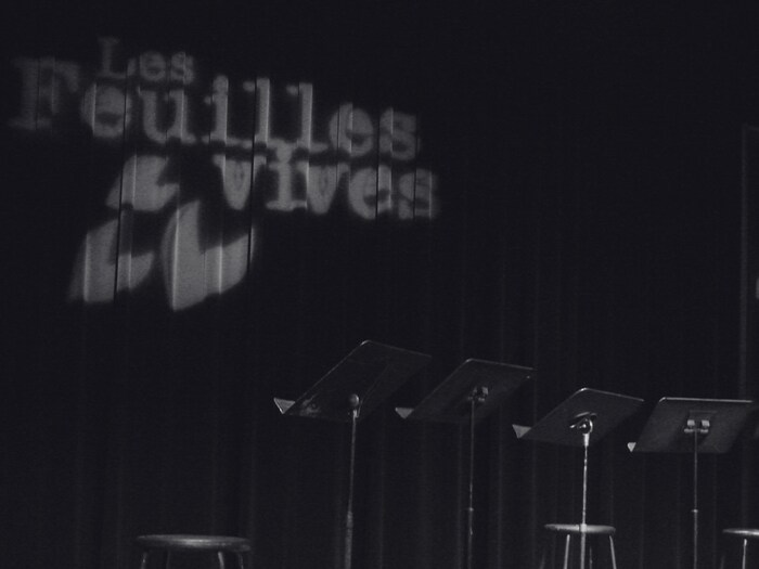 Des lutrins devant un rideau de scène.