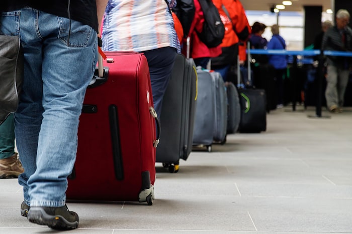 Une file d'attente dans un aéroport.