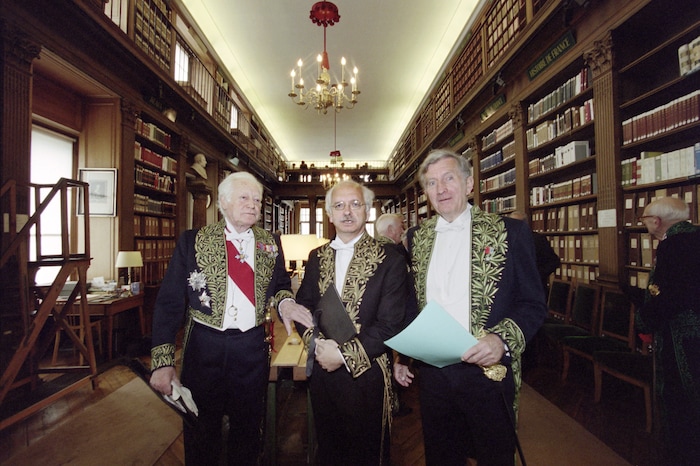 Les auteurs français Maurice Druon, Erik Orsenna and Bertrand Poirot-Delpech, en juin 1999, à la bibliothèque de l'Académie française.