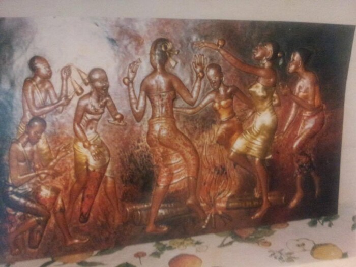 Photo de l'oeuvre de la batteuse sur cuivre, Kabibi Feza : « Danse autour du feu ».
