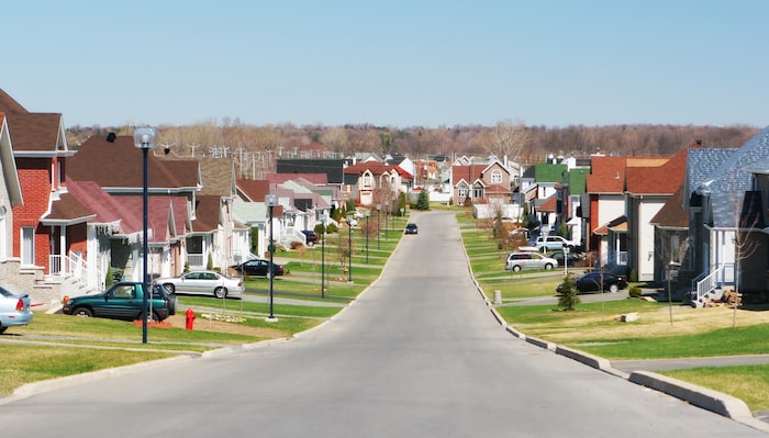 La rue d'une banlieue.