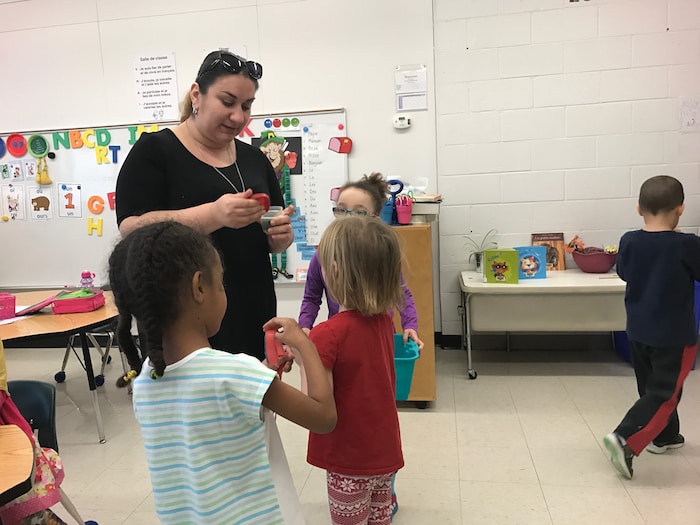 L'enseignante Gayané Deval en classe avec des élèves de maternelle