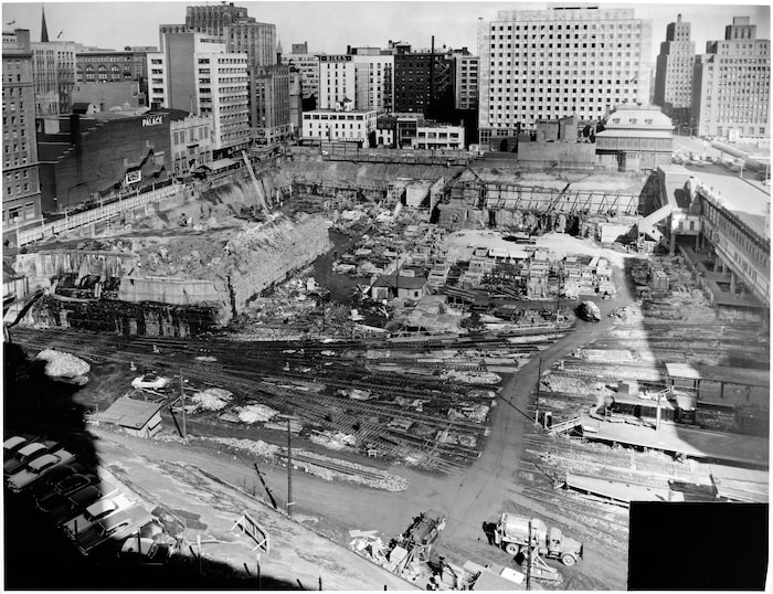 Chantier de construction de la Place Ville Marie à la fin des années 1950 à Montréal