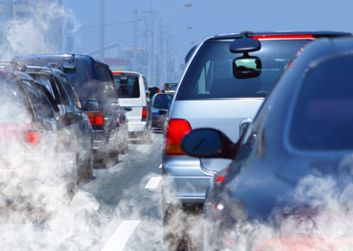 Les voitures émettent de la pollution.