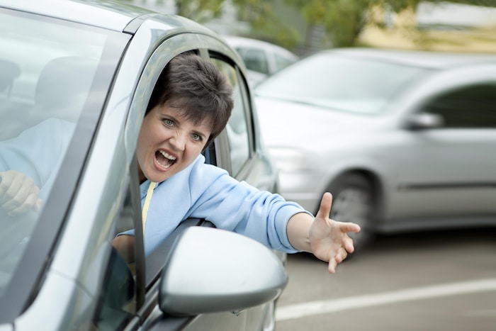 Une automobiliste crie.