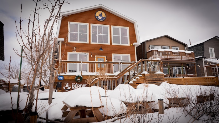Le pub de la brasserie artisanale À La Dérive, à Gatineau, en hiver.