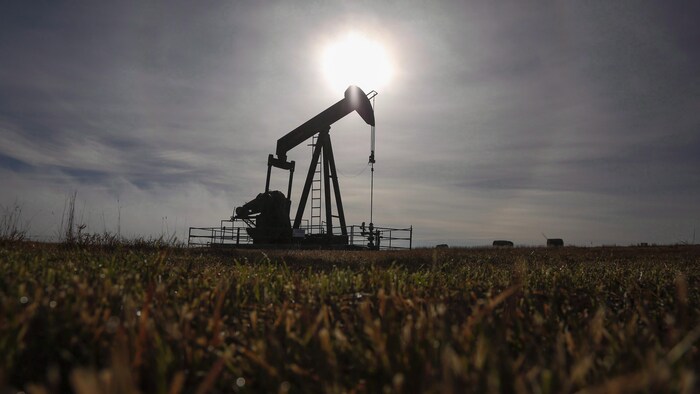 Une installation pétrolière et gazière située près de Cremona, en Alberta.