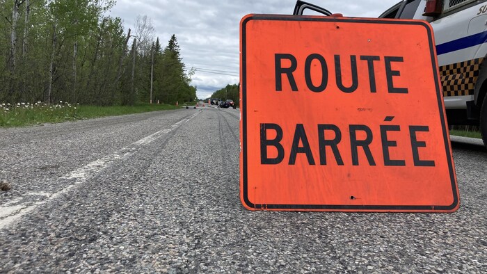 Une pancarte indiquant qu'une route est barrée.