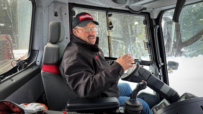 Michel Thibeault dans une dameuse.