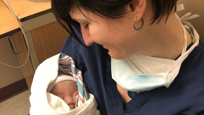 Jessica Ruano tient dans ses bras Joy tout de suite après sa naissance dans un hôpital d'Ottawa.