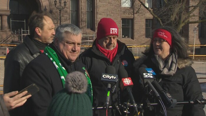 Les présidents des quatre principaux syndicats d'enseignants de l'Ontario parlent à la presse devant l'Assemblée législative provinciale, à Toronto.