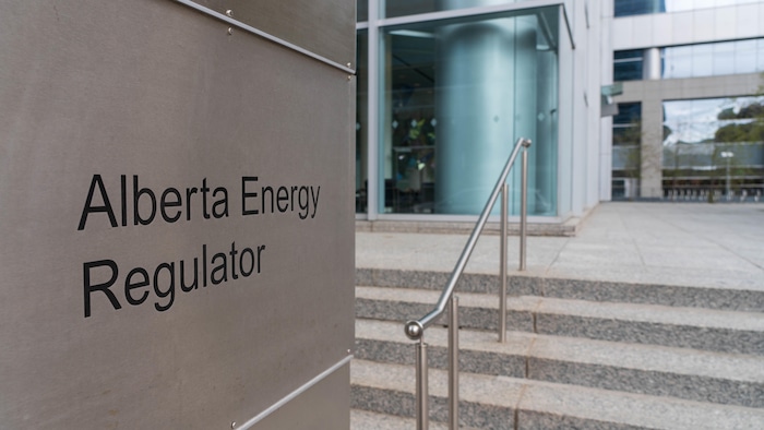 Une pancarte de l’Agence de réglementation de l’énergie de l’Alberta devant l'entrée d'un immeuble.