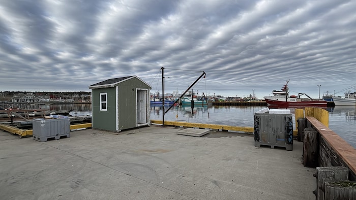 Une cabane sur un quai.