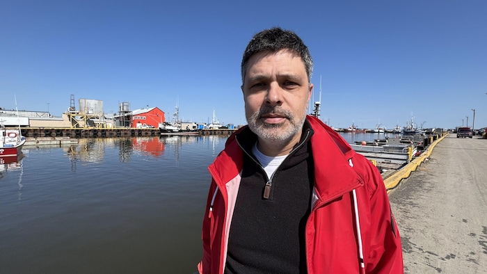 Serge Cormier sur un quai.