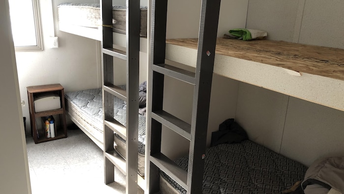 Un dormitorio típico para los trabajadores agrícolas temporales, con camas superpuestas donde hay hasta 8 trabajadores en un espacio restringido. 