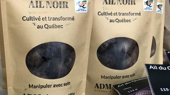 Des sachets d'ail noir cultivé et transformé au Québec.