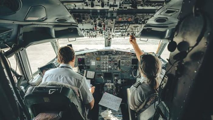Deux pilotes aux commandes d'un avion