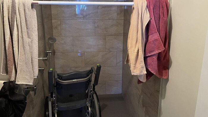 Une douche adaptée avec une chaise roulante