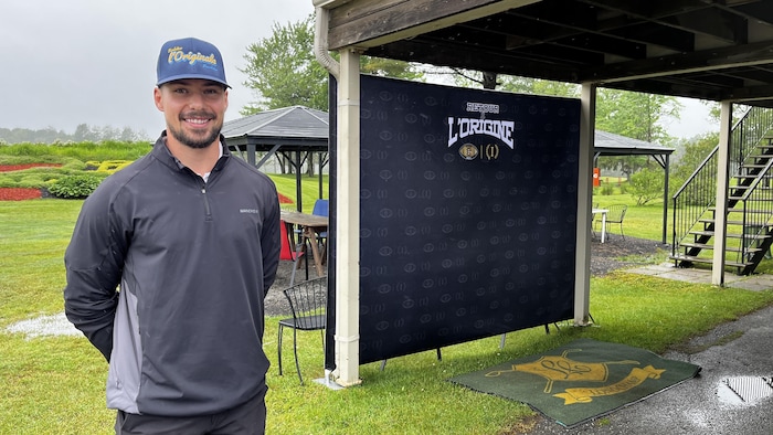Alexandre Carrier pose devant le terrain de golf Longchamp.