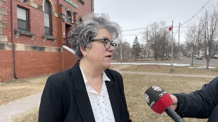 Alison Ménard devant un édifice.