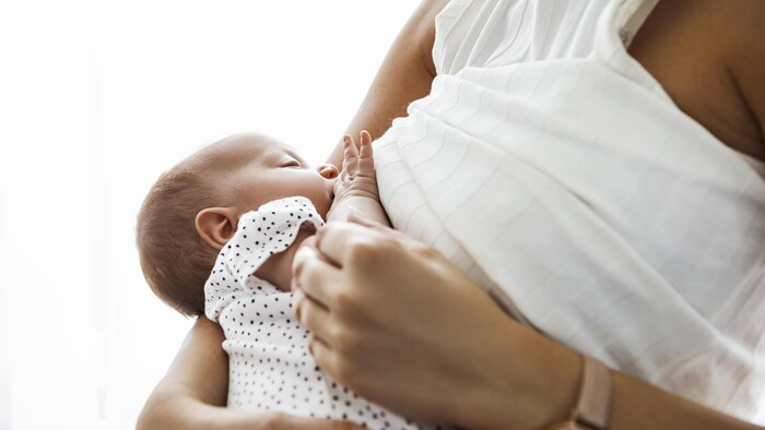 Una mujer amamanta a un bebé.