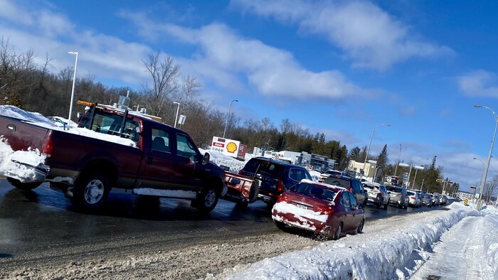 Des voitures en file.