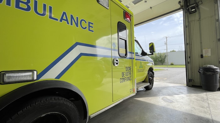 Une ambulance prête à sortir d'un garage.