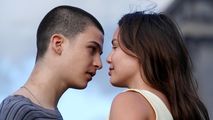 Un homme et une femme rapprochés l'un de l'autre qui se regardent dans les yeux.