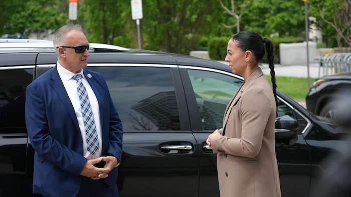 André Bresse et Mélanie Boutin-Duval discutent à l'extérieur.