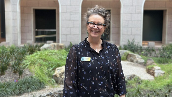 Une femme souriante qui pose au Musée des beaux-arts du Canada.