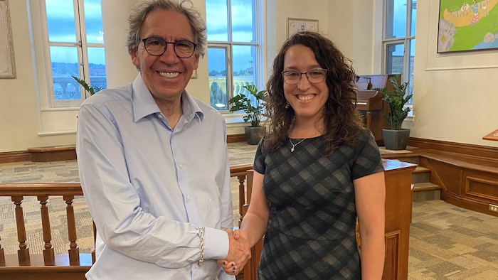 Le chef et président de la Société de développement Angus, Christian Yaccarini, est fier d'annoncer un partenariat avec la Ville de Sherbrooke. Le voici avec la mairesse Evelyne Beaudin, à qui il serre la main à l'hôtel de ville.