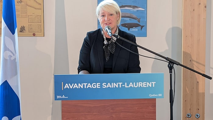Anne Dupéré en train de prononcer un discours.