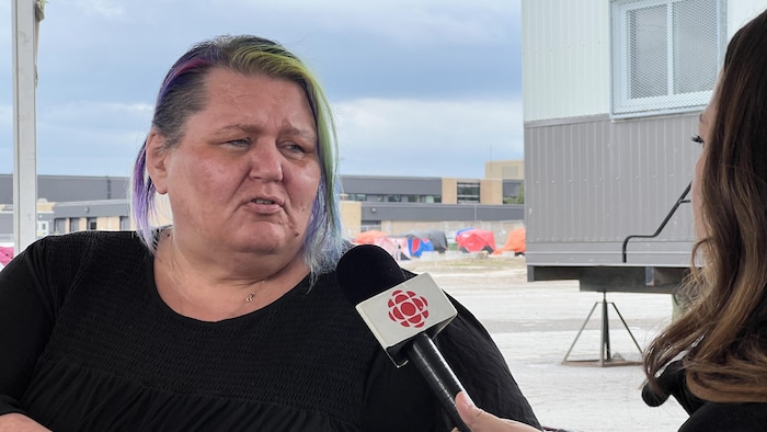 Une femme parle au micro de Radio-Canada