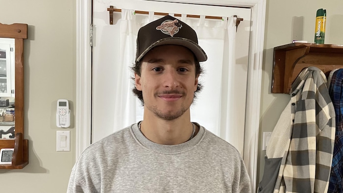 Antoine Boudreau devant un mur.