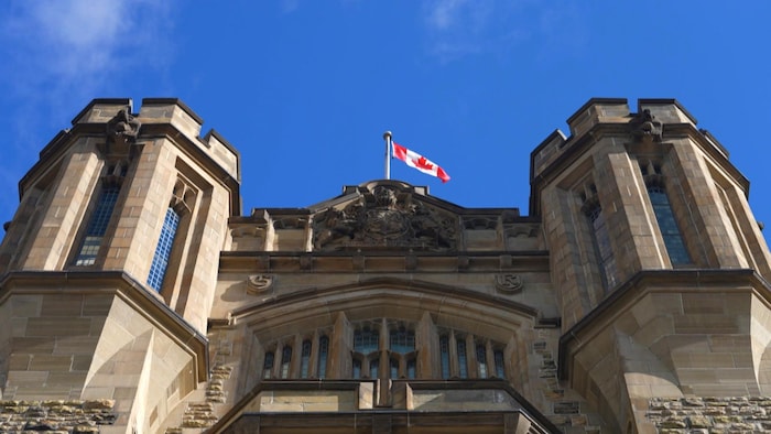 édifice avec un drapeau canadien