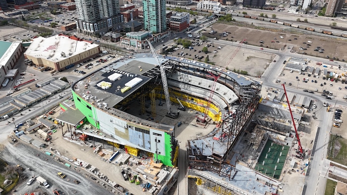 Vue aérienne de la construction la Place Scotia, le nouveau centre événementiel à Calgary, en mai 2026.