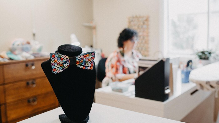 La couturière Annie St-Amand fabrique dans son atelier une foule de produits, dont des noeuds papillon colorés.