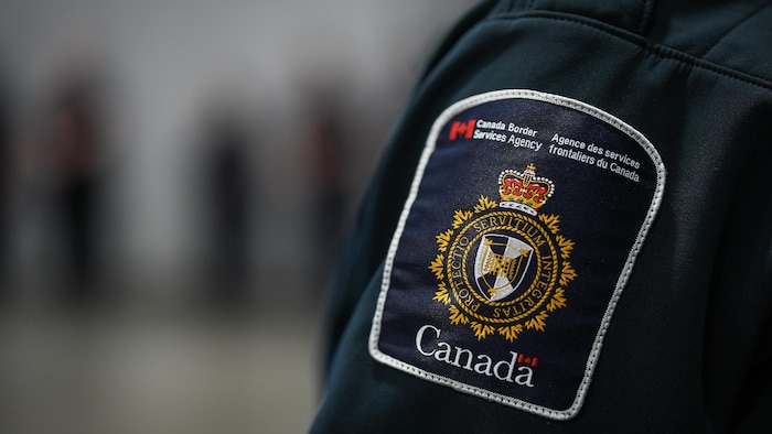 L'écusson de l'uniforme d'un agent de l'Agence des services frontaliers du Canada.