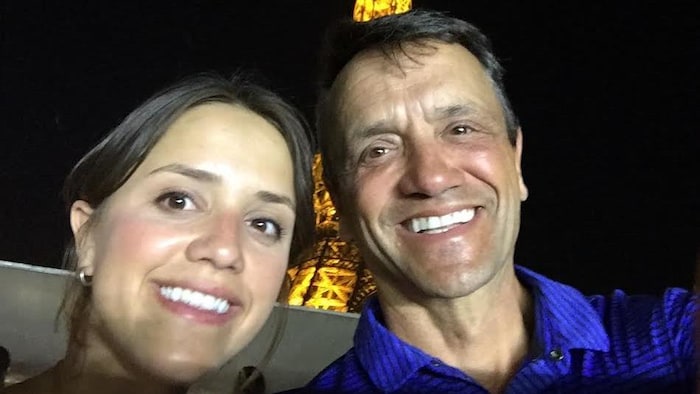 Deux personnes devant la tour Eiffel¸.
