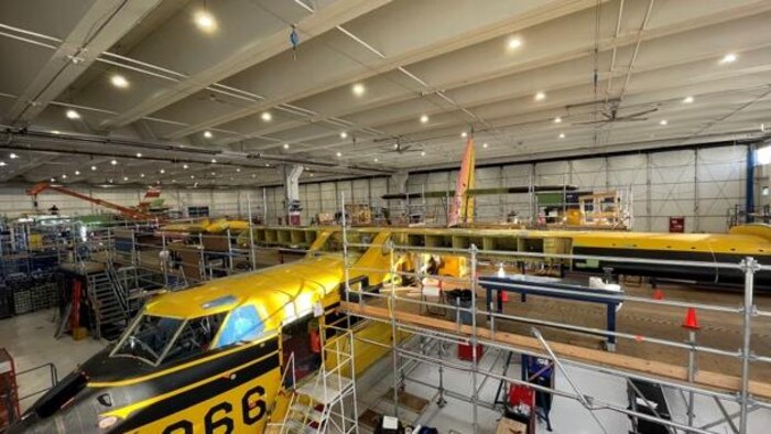 طائرة لمكافحة الحرائق تخضع للصيانة في منشأة لشركة ’’دي هافيلاند‘‘ في ألبرتا.