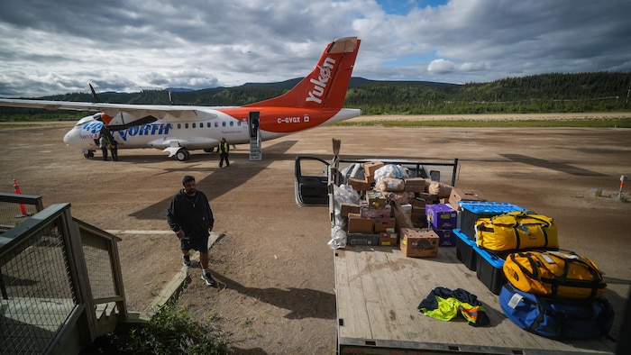 Des denrées dans un camion avec en arrière-plan un avion