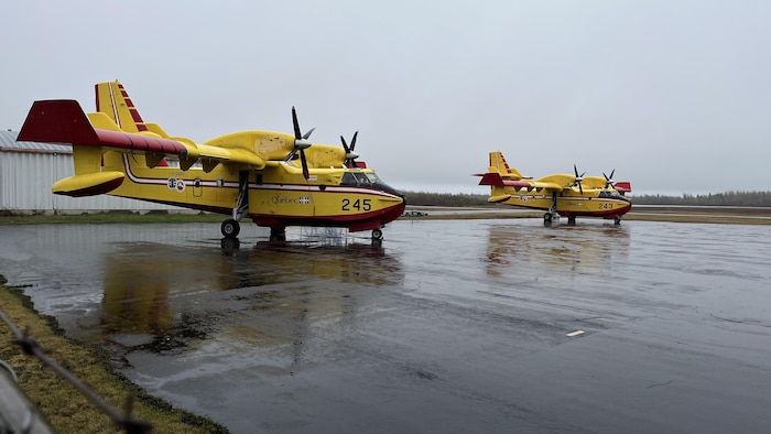 Des avions-citernes de la SOPFEU sur une piste d'atterrissage.